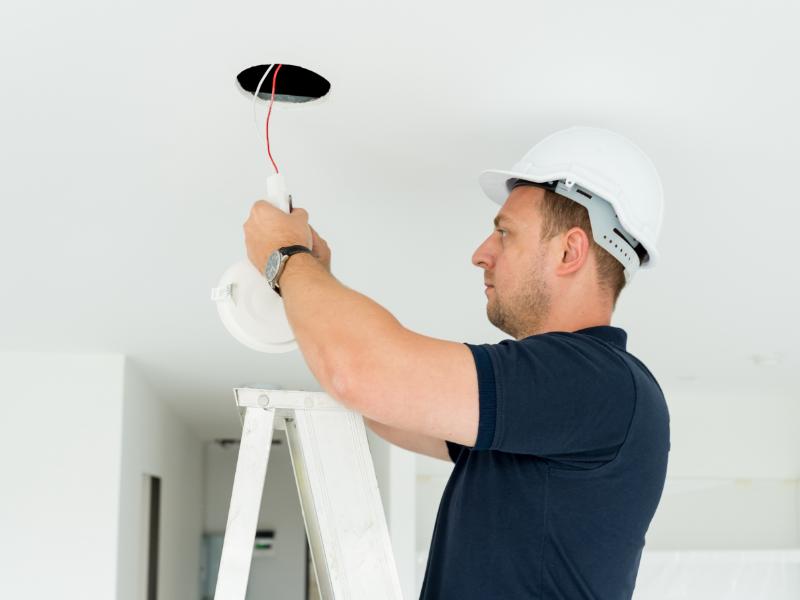 5 Reasons to Hire a Residential Electrician with 24/7 Service